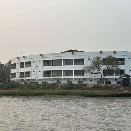 Ichhamati Hotel And Restaurant Hasnabad 外观 照片